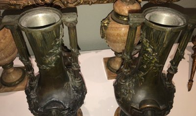 MOREAU L&f . Paire De Grands Vases En Régule, Décor En Ronde-bosse De Chérubins  Signés