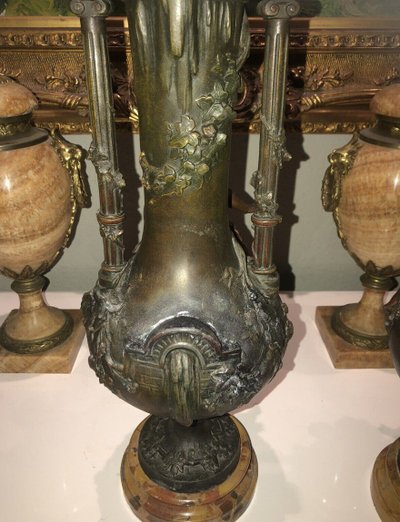 MOREAU L&f . Paire De Grands Vases En Régule, Décor En Ronde-bosse De Chérubins  Signés