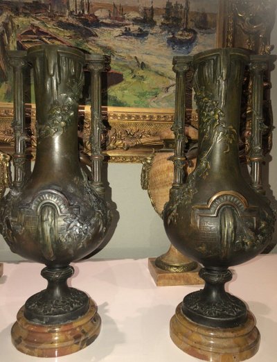 MOREAU L&f . Paire De Grands Vases En Régule, Décor En Ronde-bosse De Chérubins  Signés