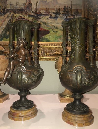 MOREAU L&f . Paire De Grands Vases En Régule, Décor En Ronde-bosse De Chérubins  Signés