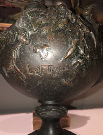 MOREAU L&f . Paire De Grands Vases En Régule, Décor En Ronde-bosse De Chérubins  Signés