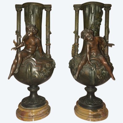 MOREAU L&f . Paire De Grands Vases En Régule, Décor En Ronde-bosse De Chérubins  Signés