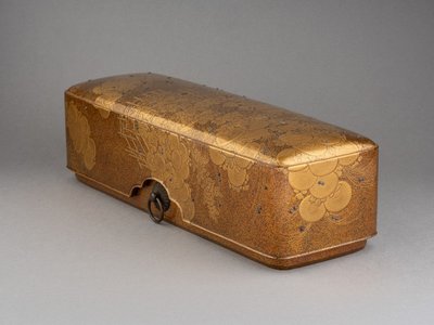 Fumibako - Scatola laccata dorata Urushi. Crisantemi. Giappone Edo XVIII secolo