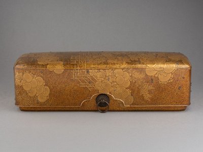 Fumibako - Scatola laccata dorata Urushi. Crisantemi. Giappone Edo XVIII secolo