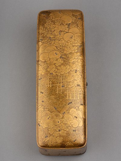 Fumibako - Scatola laccata dorata Urushi. Crisantemi. Giappone Edo XVIII secolo