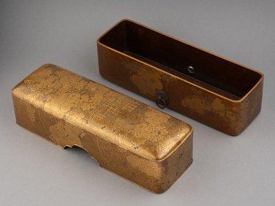 Fumibako - Scatola laccata dorata Urushi. Crisantemi. Giappone Edo XVIII secolo