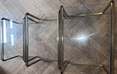 ROMEO REGA ( Attribué à )  Tables Gigogne En Laiton Ou Bronze Doré Et Plateaux Vitrés