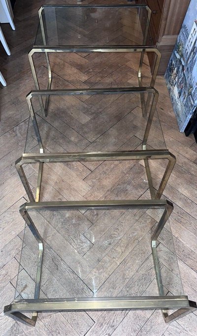 ROMEO REGA ( Attribué à )  Tables Gigogne En Laiton Ou Bronze Doré Et Plateaux Vitrés