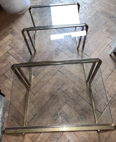 ROMEO REGA ( Attribué à )  Tables Gigogne En Laiton Ou Bronze Doré Et Plateaux Vitrés