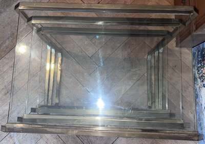 ROMEO REGA ( Attribué à )  Tables Gigogne En Laiton Ou Bronze Doré Et Plateaux Vitrés