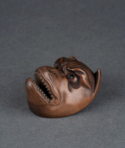 Netsuke, maschera Kyogen raffigurante una volpe, Kitsune, Giappone Edo, Meiji, arte asiatica