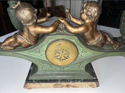 LIMOUSIN Jacques (1900) Garniture De Cheminée En Régule Polychrome à Décor De Putti, Signé