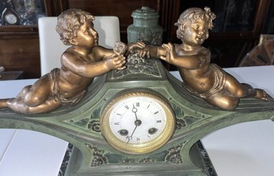 LIMOUSIN Jacques (1900) Garniture De Cheminée En Régule Polychrome à Décor De Putti, Signé