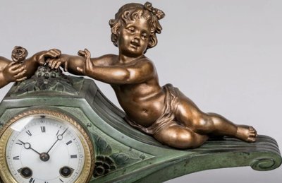 LIMOUSIN Jacques (1900) Garniture De Cheminée En Régule Polychrome à Décor De Putti, Signé