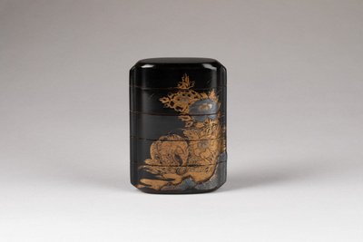 Inro En Laque Du Japon Urushi, Gros Chat Couché Sous Un Arbre De Pivoines. Japon Edo