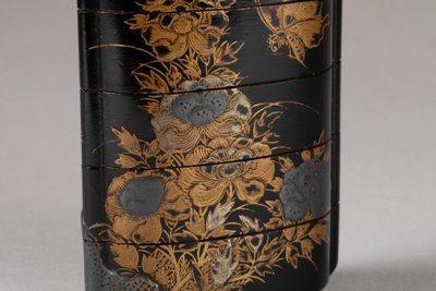 Inro En Laque Du Japon Urushi, Gros Chat Couché Sous Un Arbre De Pivoines. Japon Edo