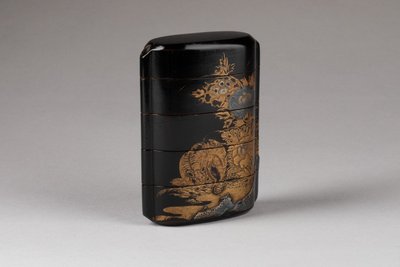 Inro En Laque Du Japon Urushi, Gros Chat Couché Sous Un Arbre De Pivoines. Japon Edo