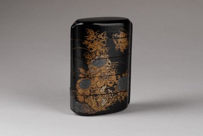 Inro En Laque Du Japon Urushi, Gros Chat Couché Sous Un Arbre De Pivoines. Japon Edo