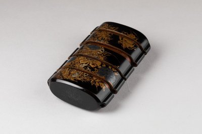 Inro En Laque Du Japon Urushi, Gros Chat Couché Sous Un Arbre De Pivoines. Japon Edo