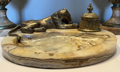 Georges GUYOT ( 1885-1973) "lionne à La Toilette" Schreibpult Bronze/Marmor Signiert