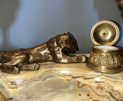 Georges GUYOT ( 1885-1973) "lionne à La Toilette" Schreibpult Bronze/Marmor Signiert