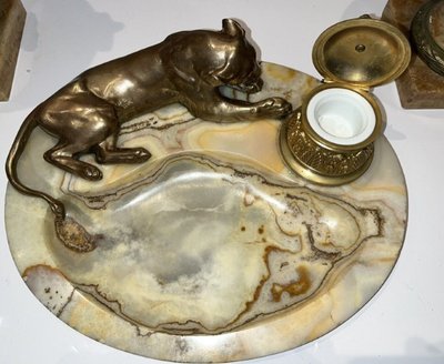 Georges GUYOT ( 1885-1973) "lionne à La Toilette" Schreibpult Bronze/Marmor Signiert