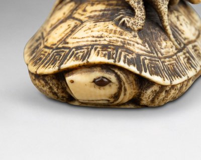 Netsuke in avorio raffigurante tre tartarughe. Giappone Edo, XIX secolo