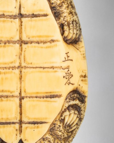 Netsuke in avorio raffigurante tre tartarughe. Giappone Edo, XIX secolo