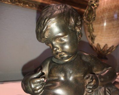 Grande Putto in bronzo con patina Medaglia anonima H. 21 cm