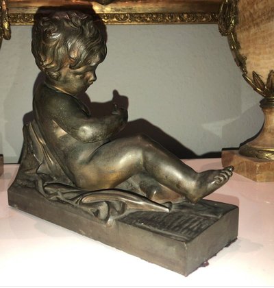 Grande Putto in bronzo con patina Medaglia anonima H. 21 cm