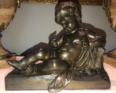 Grande Putto in bronzo con patina Medaglia anonima H. 21 cm
