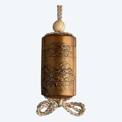 Kajikawa Inro in Gold Lacquer with Peony and Chrysanthemum Decoration, Edo Japan