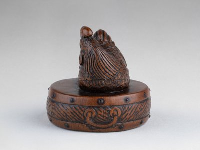 Netsuke di Tametaka. Modello in legno raffigurante un gallo appollaiato su un tamburo. Edo Giappone