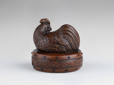 Netsuke di Tametaka. Modello in legno raffigurante un gallo appollaiato su un tamburo. Edo Giappone