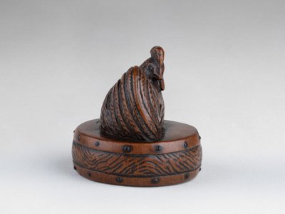 Netsuke di Tametaka. Modello in legno raffigurante un gallo appollaiato su un tamburo. Edo Giappone