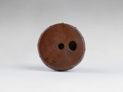 Netsuke di Tametaka. Modello in legno raffigurante un gallo appollaiato su un tamburo. Edo Giappone