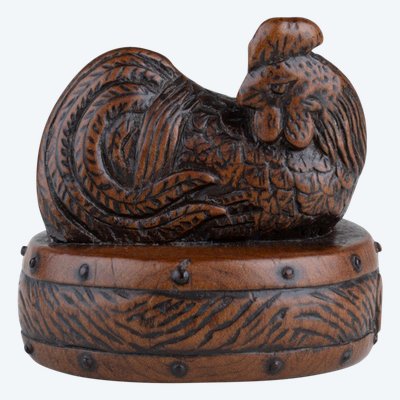 Netsuke di Tametaka. Modello in legno raffigurante un gallo appollaiato su un tamburo. Edo Giappone