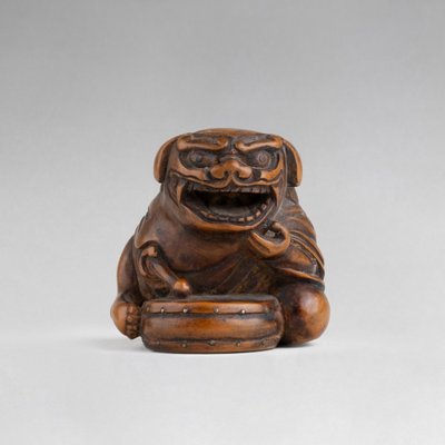 Netsuke Par Sansho – Shishimaï. En Bois Sculpté. Japon Edo