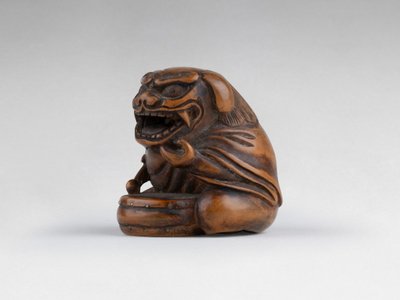 Netsuke Par Sansho – Shishimaï. En Bois Sculpté. Japon Edo
