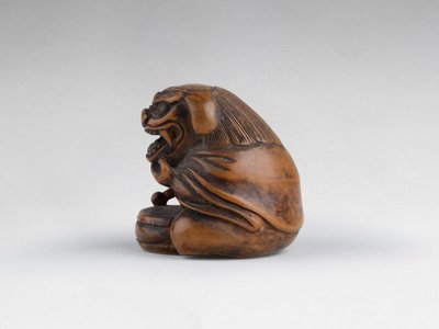 Netsuke Par Sansho – Shishimaï. En Bois Sculpté. Japon Edo