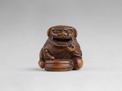 Netsuke Par Sansho – Shishimaï. En Bois Sculpté. Japon Edo