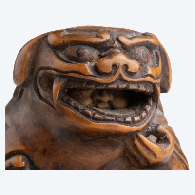 Netsuke Par Sansho – Shishimaï. En Bois Sculpté. Japon Edo