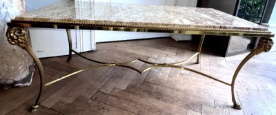 MAISON CHARLES. Tavolino da caffè in bronzo e marmo, gambe a testa d'ariete e zoccoli