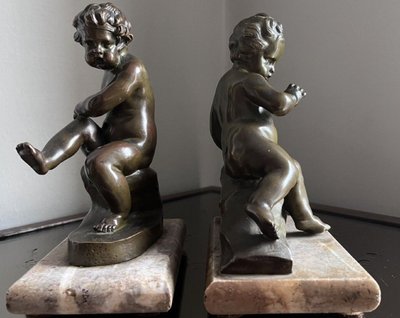 d'après Auguste DELAFONTAINE ( 1813-1892) Paire De Serre-livres Putti En Bronze Patiné