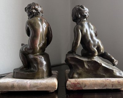 d'après Auguste DELAFONTAINE ( 1813-1892) Paire De Serre-livres Putti En Bronze Patiné
