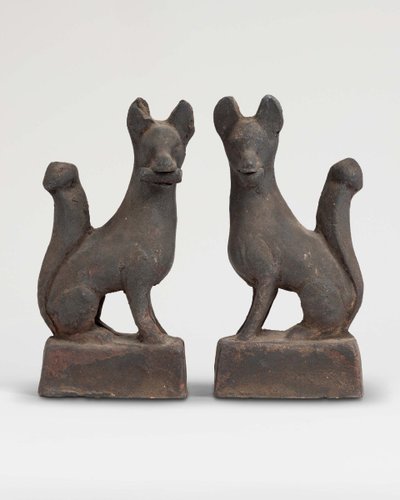 Hölzerner Tempeleingang mit zwei Kitsune aus Terrakotta. Edo-Japan