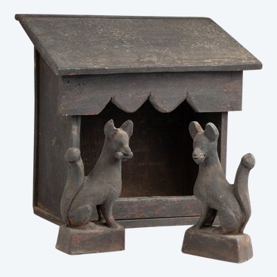 Hölzerner Tempeleingang mit zwei Kitsune aus Terrakotta. Edo-Japan