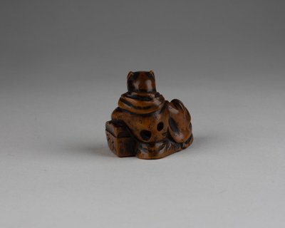 Netsuke - Model representing a fox disguised as a priest. Edo Japan