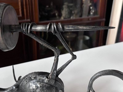 Alessandro MAZZUCOTELLI (1865-1938) (attribuito a) Lampada da parete in ferro battuto a forma di drago