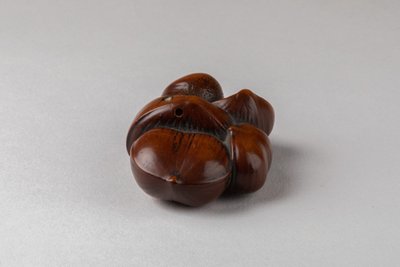 Netsuke - Gruppo di castagne di bosso intagliate